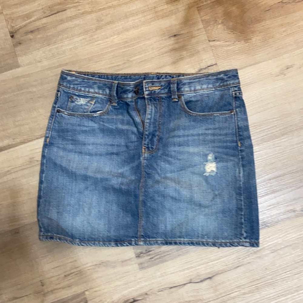 Mini jean skirt. Never worn no tags size 6/28